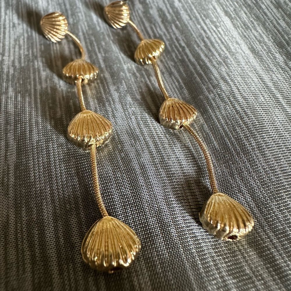 Torrid- Gold Clam Shell Dangle Earrings - Picture 4 of 4